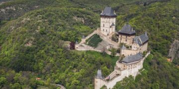 Prozkoumejte v létě Český kras a navštivte hrad Karlštejn a další zajímavá místa