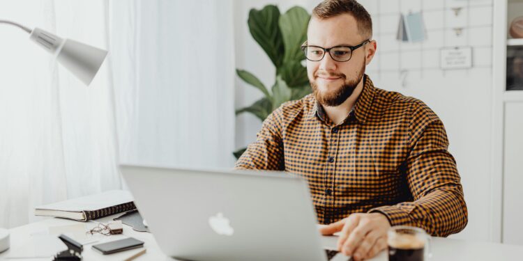 Profesní rozvoj z pohodlí domova: Proč jsou online MBA programy Business Institutu ideální investicí do zimních měsíců