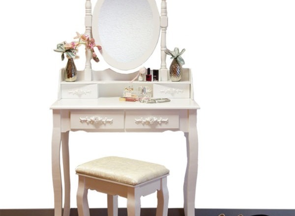 Patří toaletní stolek do ložnice nebo do koupelny?